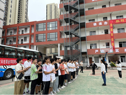 武科职学子开启新征程:永利官网欢送学生赴企业实习就业! 武科职学子开启新征程:永利官网欢送学生赴企业实习就业!