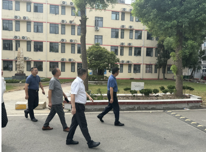 武汉市教育局领导实地指导永利官网开学迎新准备工作 武汉市教育局领导实地指导永利官网开学迎新准备工作