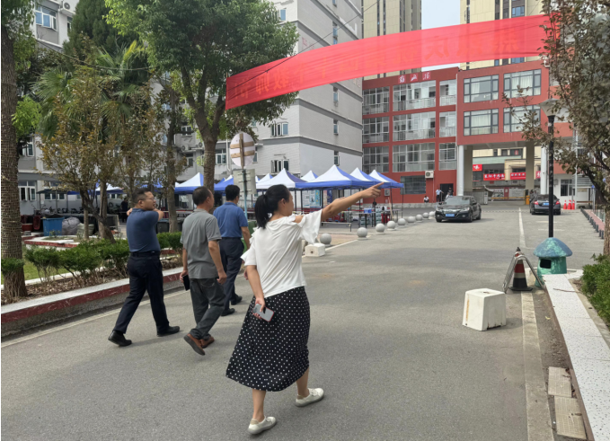 武汉市教育局领导实地指导永利官网开学迎新准备工作 武汉市教育局领导实地指导永利官网开学迎新准备工作