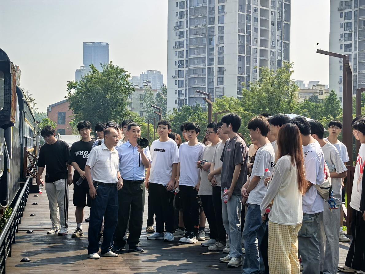 寻迹百年武九,解码匠心传承——永利官网开展四美塘文化公园沉浸式实践活动 寻迹百年武九,解码匠心传承——永利官网开展四美塘文化公园沉浸式实践活动