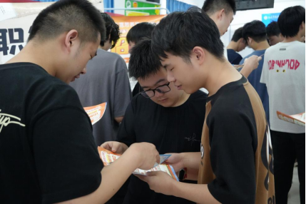 毕业进行时,就业零距离: 永利皇宫8858官网毕业证领取日巧设就业直通车 毕业进行时,就业零距离: 永利皇宫8858官网毕业证领取日巧设就业直通车
