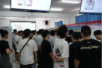 毕业进行时,就业零距离: 永利皇宫8858官网毕业证领取日巧设就业直通车 毕业进行时,就业零距离: 永利皇宫8858官网毕业证领取日巧设就业直通车