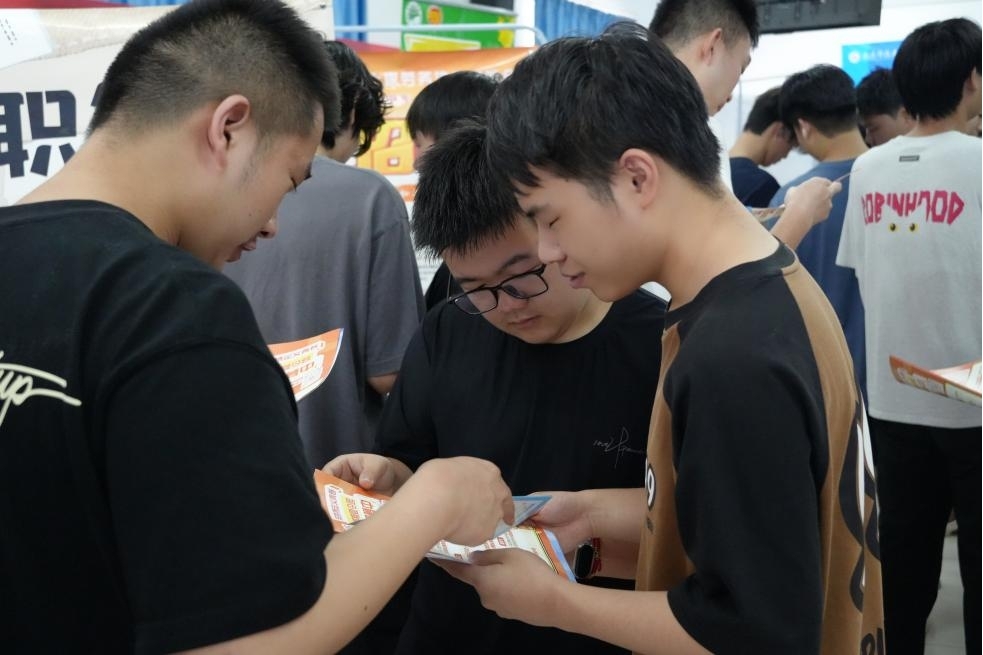 毕业进行时，就业零距离:  永利皇宫8858官网毕业证领取日巧设就业直通车