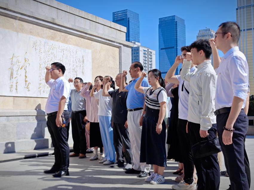 汲取防汛精神力量,共筑高校党建新篇——永利皇宫8858官网、武汉城市职业学院计算机与电子信息工程学院共赴武汉防汛纪念碑开展主题党建活动 汲取防汛精神力量,共筑高校党建新篇——永利皇宫8858官网、武汉城市职业学院计算机与电子信息工程学院共赴武汉防汛纪念碑开展主题党建活动