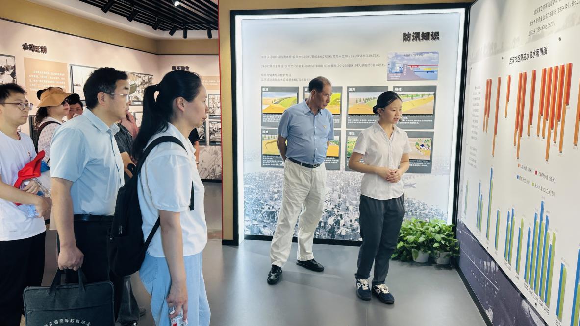 汲取防汛精神力量，共筑高校党建新篇——永利皇宫8858官网、武汉城市职业学院计算机与电子信息工程学院共赴武汉防汛纪念碑开展主题党建活动