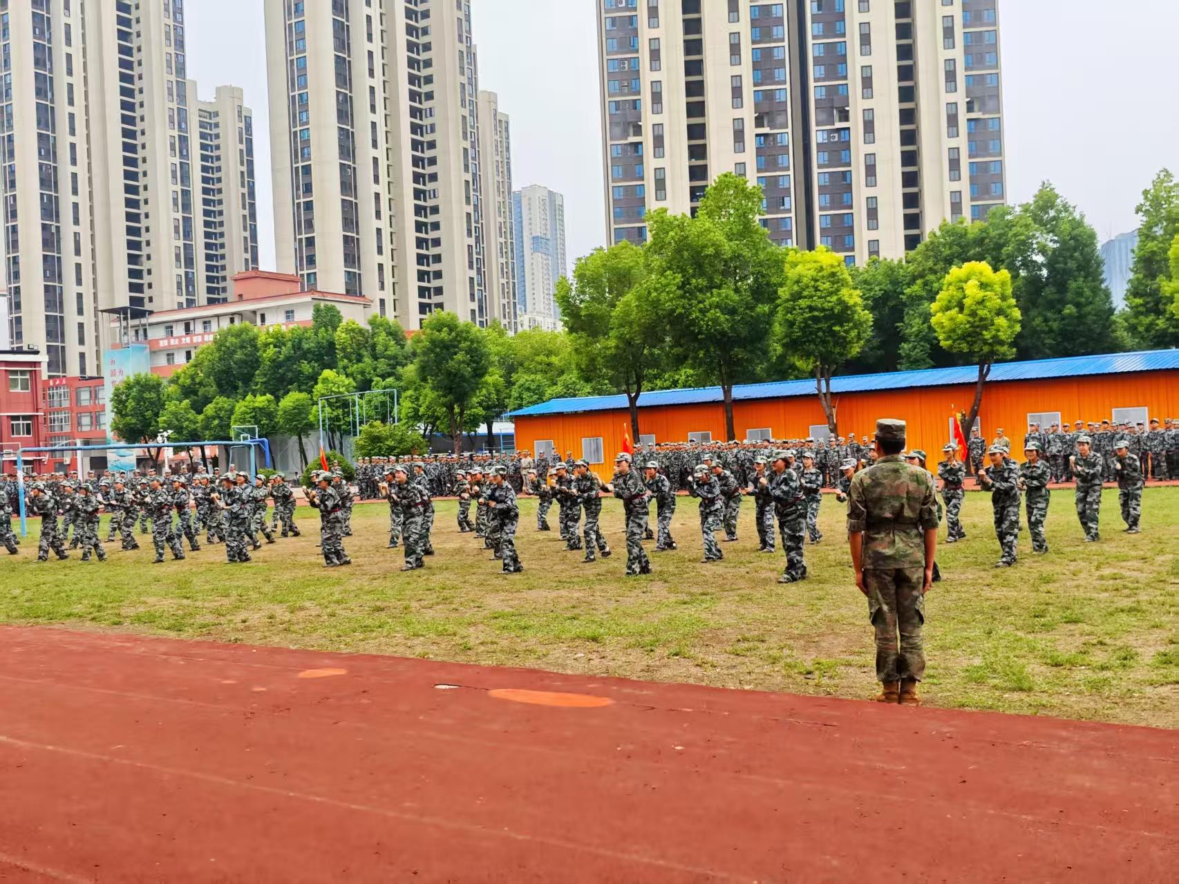 永利皇宫8858官网隆重举行2025级新生军训总结表彰大会