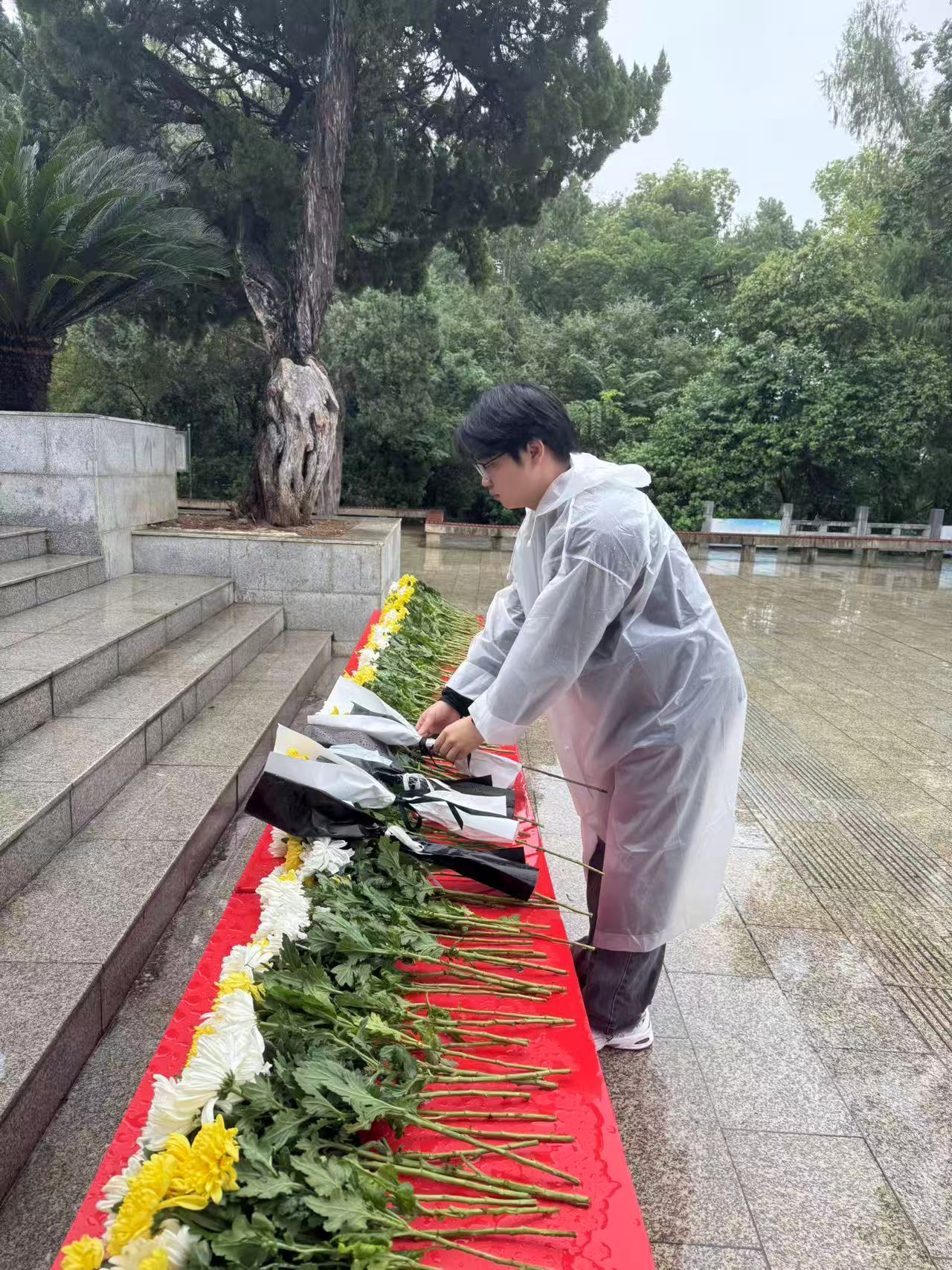 风雨寄哀思，精神永传承 ——永利官网师生赴施洋烈士陵园开展祭扫活动