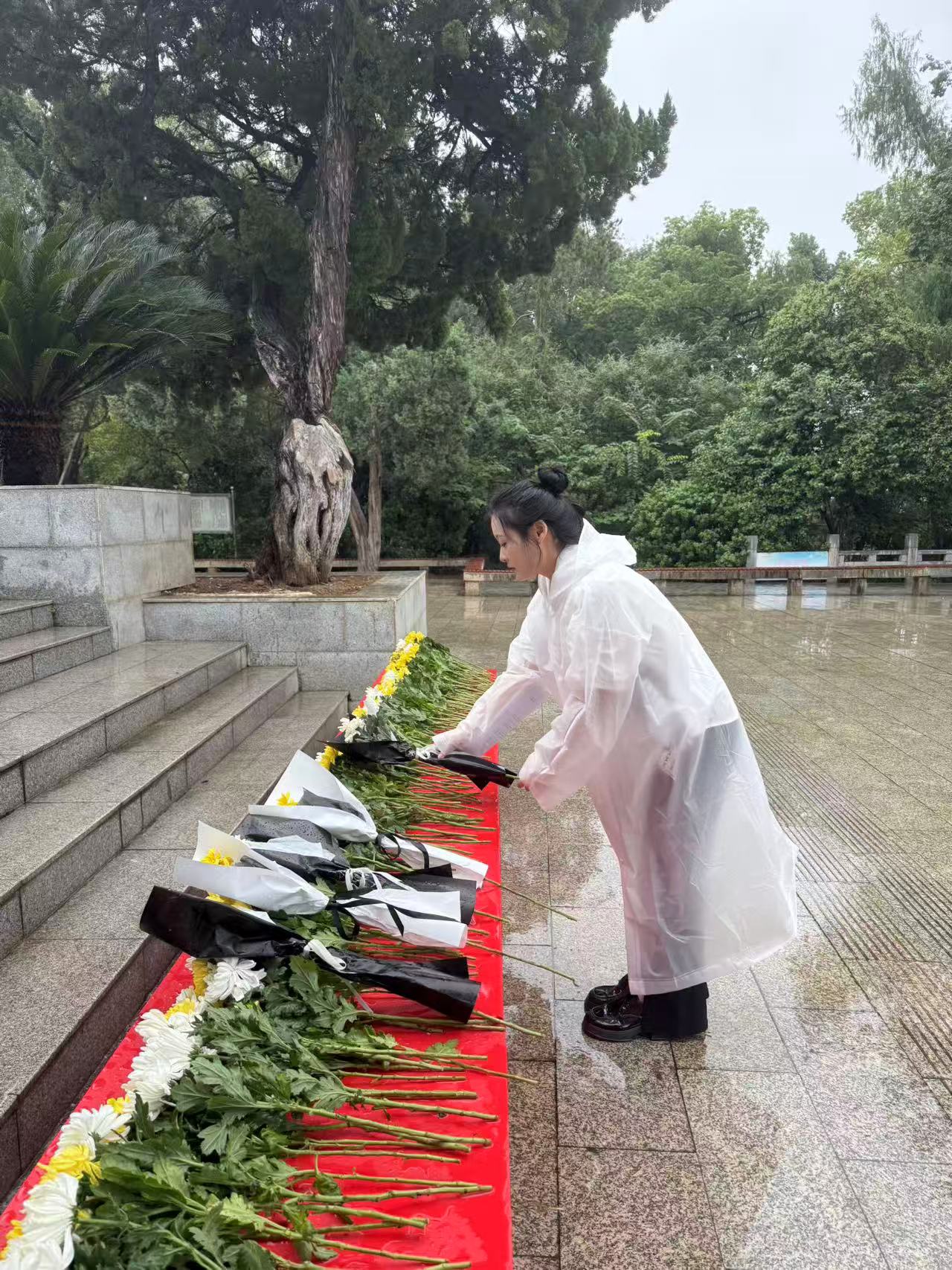 风雨寄哀思，精神永传承 ——永利官网师生赴施洋烈士陵园开展祭扫活动