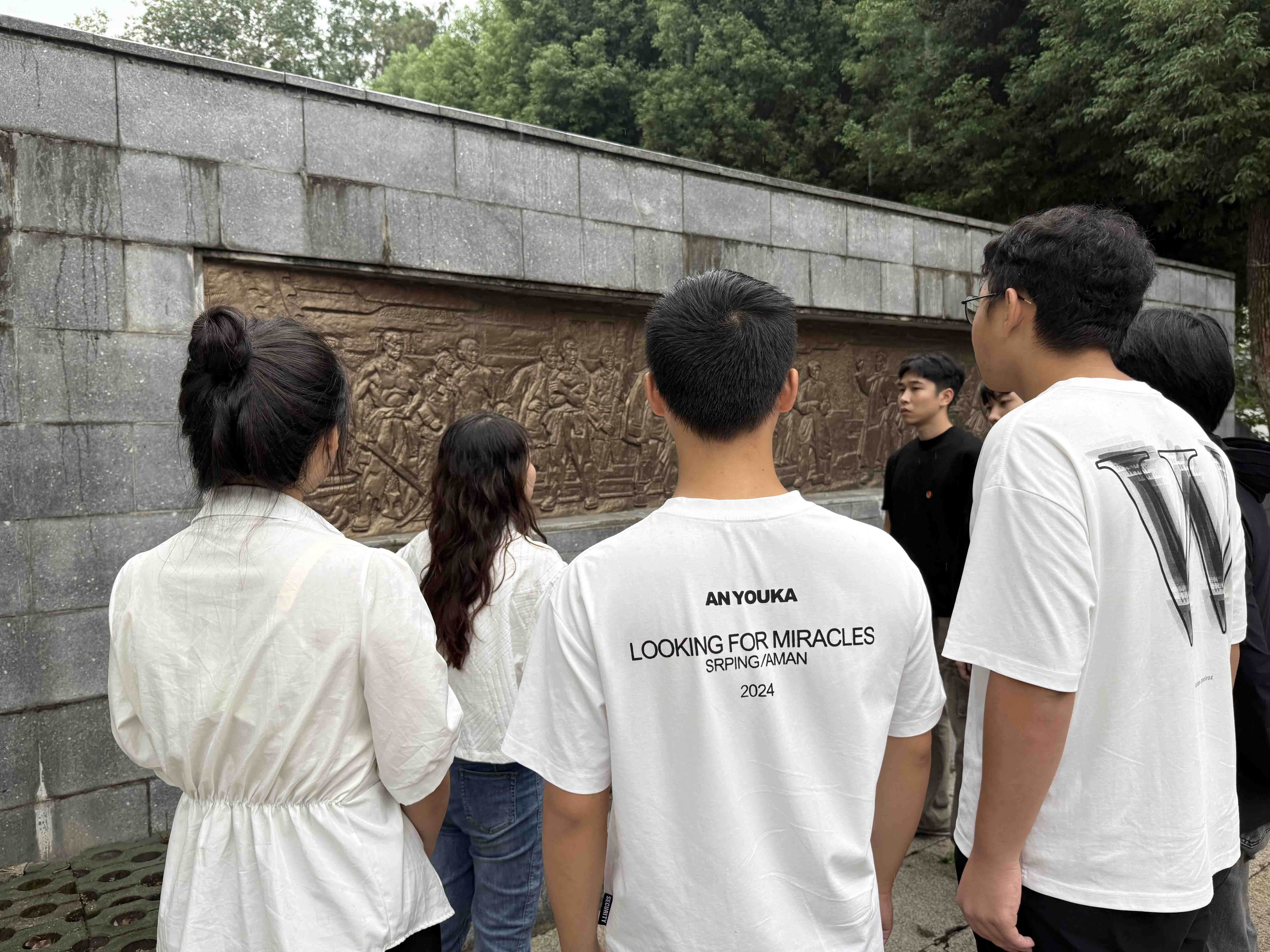 风雨寄哀思，精神永传承 ——永利官网师生赴施洋烈士陵园开展祭扫活动