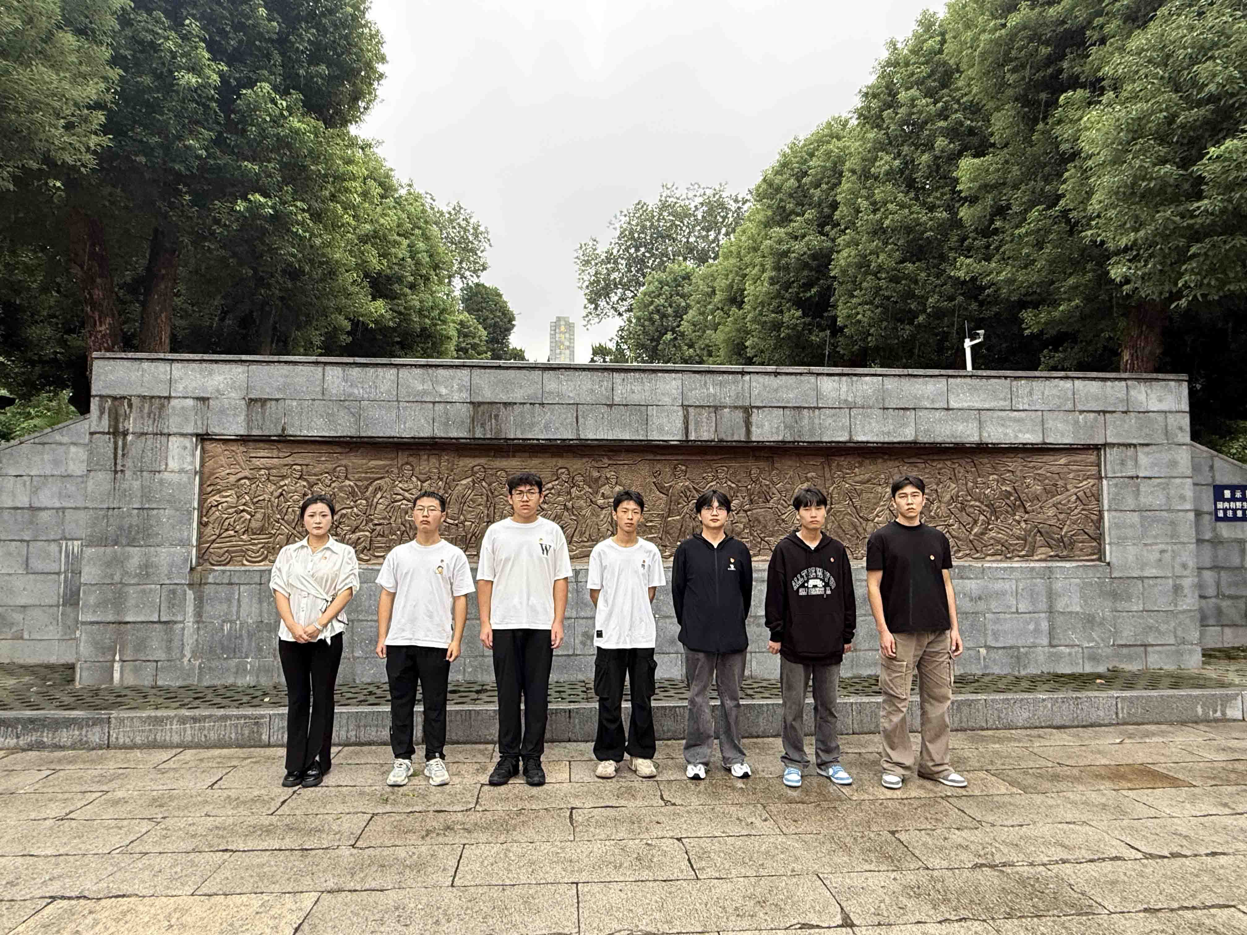 风雨寄哀思，精神永传承 ——永利官网师生赴施洋烈士陵园开展祭扫活动