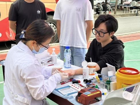 永利皇宫8858官网学子踊跃献血 以热血青春传递爱心