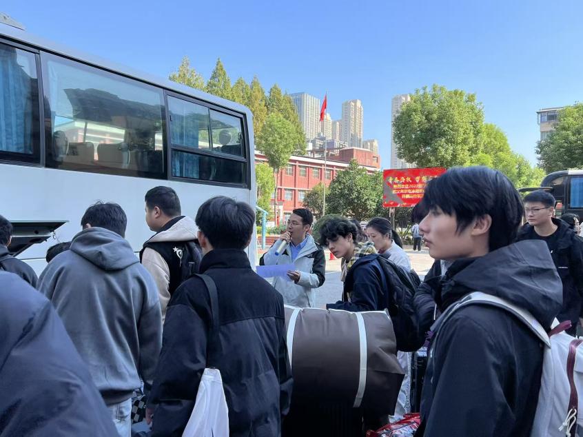 党建护航实习路 校企携手启新程—永利皇宫8858官网52名学子赴武汉海尔电冰柜有限公司开展岗位实习