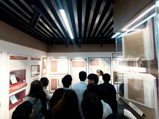 探寻真理之光 汲取奋进力量——永利官网师生前往华中师范大学参观“信仰之光——马克思主义文献典藏展”