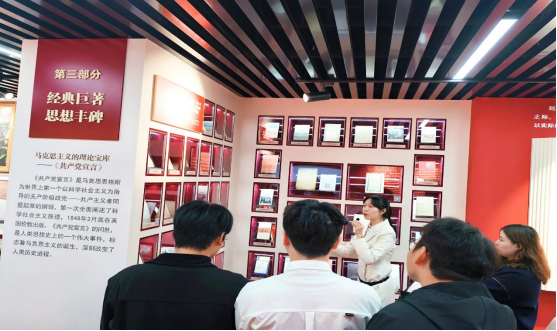 探寻真理之光 汲取奋进力量——永利官网师生前往华中师范大学参观“信仰之光——马克思主义文献典藏展”