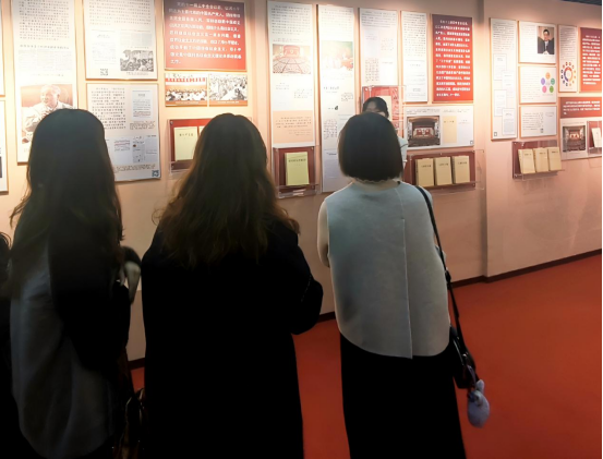 探寻真理之光 汲取奋进力量——永利官网师生前往华中师范大学参观“信仰之光——马克思主义文献典藏展”