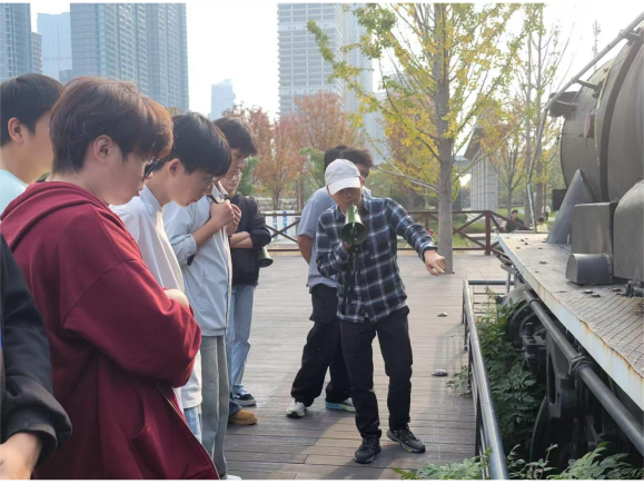 永利官网开展2025级学生四美塘文化公园沉浸式实践教学活动