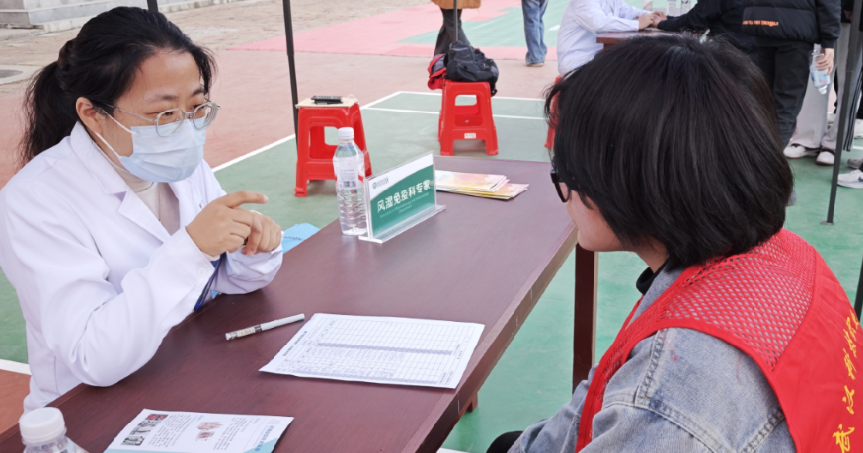 医校协同，暖心护航 ——永利皇宫8858官网携手武汉市中心医院开展“公益义诊进校园”活动