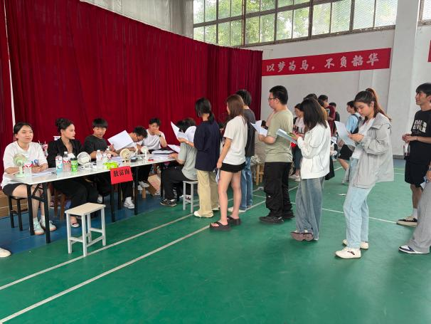 青春扬帆,筑梦远航 ——永利官网顺利完成2026届毕业生集中离校手续办理工作 青春扬帆,筑梦远航 ——永利官网顺利完成2026届毕业生集中离校手续办理工作