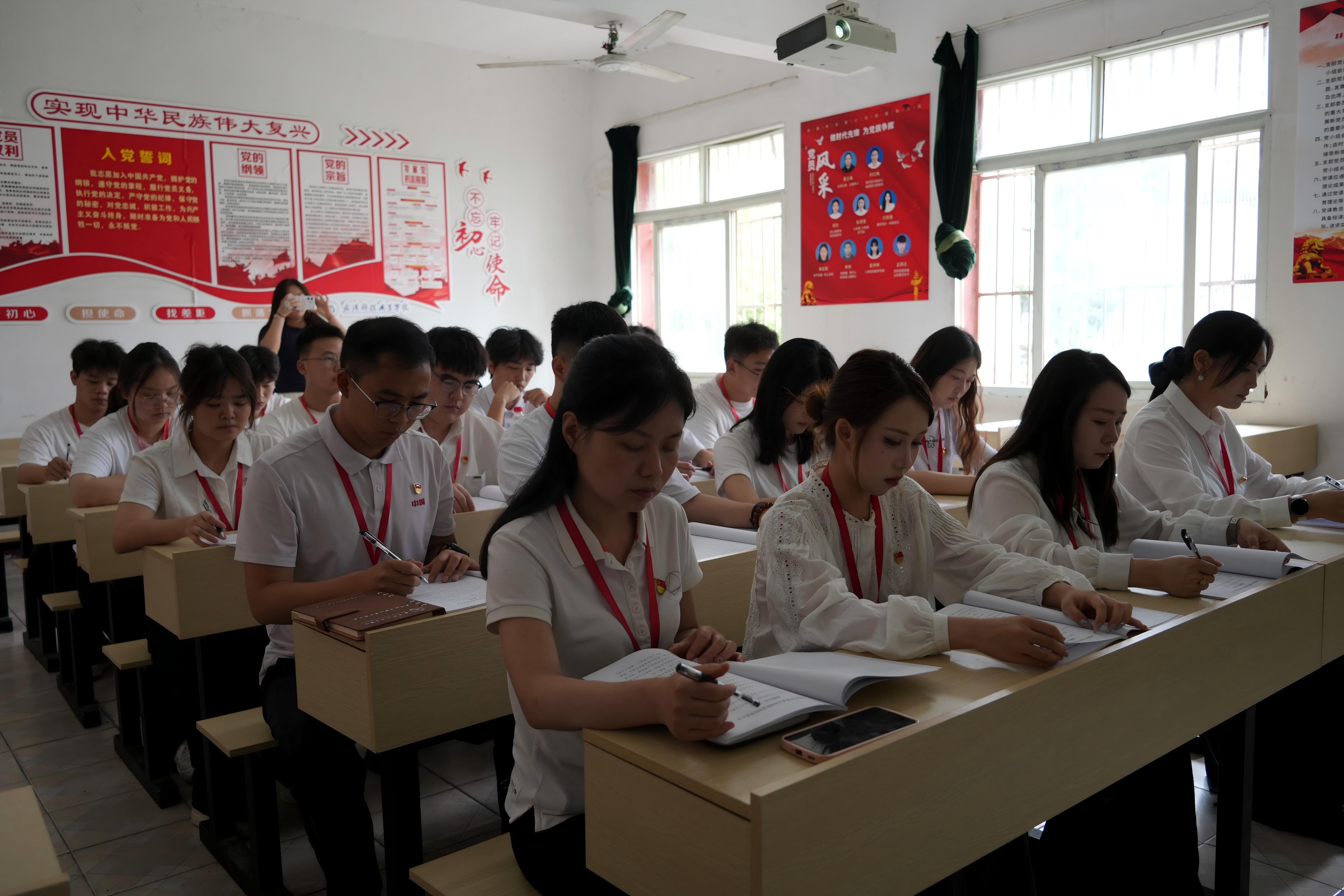 深耕红匠担使命 凝心聚力启新程 ——中国共产党永利皇宫8858官网党员大会圆满召开 深耕红匠担使命 凝心聚力启新程 ——中国共产党永利皇宫8858官网党员大会圆满召开