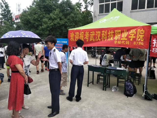 媒体以“地铁建设催生人才需求 轨道交通专业受热捧”为题对永利官网招生进行报道