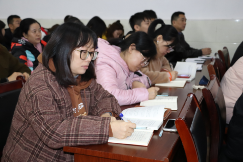 省委讲师团成员中南民族大学阎占定教授 莅临永利官网宣讲党的十九届四中全会精神 省委讲师团成员中南民族大学阎占定教授 莅临永利官网宣讲党的十九届四中全会精神
