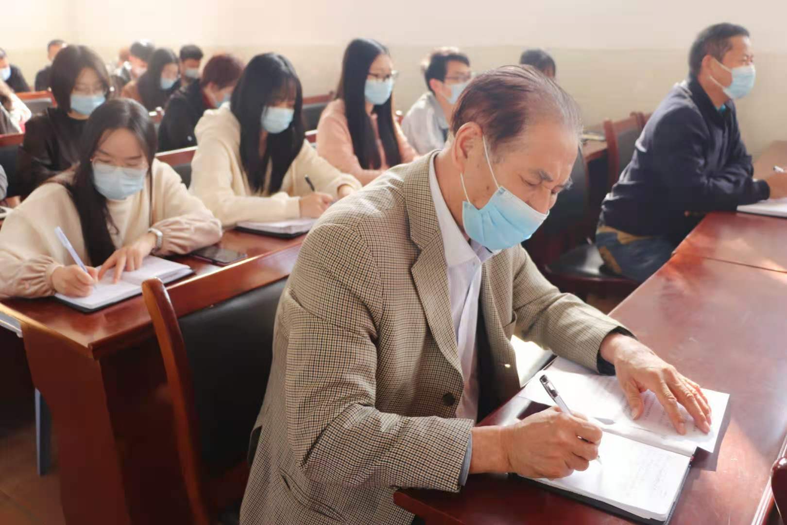 永利官网组织党员干部及广大师生 学习贯彻党的十九届五中全会精神