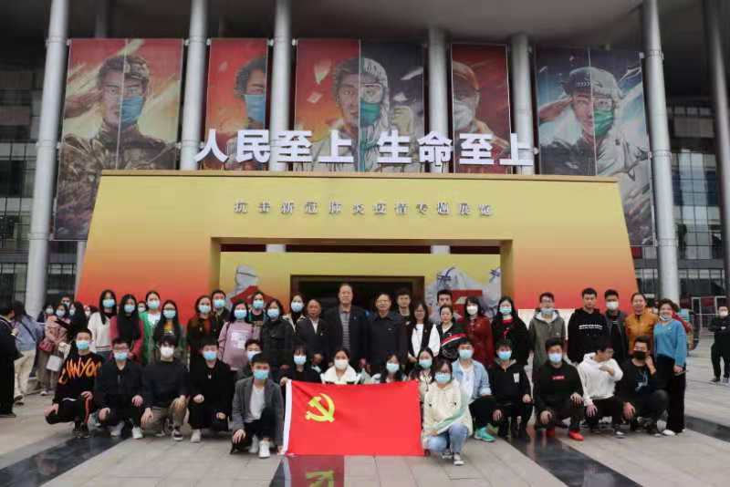 人民至上,生命至上 永利官网组织党员教职工及入党积极分子 到武汉客厅参观抗疫专题展览 人民至上,生命至上 永利官网组织党员教职工及入党积极分子 到武汉客厅参观抗疫专题展览