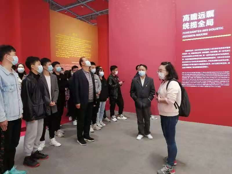 人民至上,生命至上 永利官网组织党员教职工及入党积极分子 到武汉客厅参观抗疫专题展览 人民至上,生命至上 永利官网组织党员教职工及入党积极分子 到武汉客厅参观抗疫专题展览