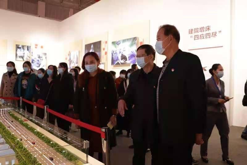 人民至上,生命至上 永利官网组织党员教职工及入党积极分子 到武汉客厅参观抗疫专题展览 人民至上,生命至上 永利官网组织党员教职工及入党积极分子 到武汉客厅参观抗疫专题展览
