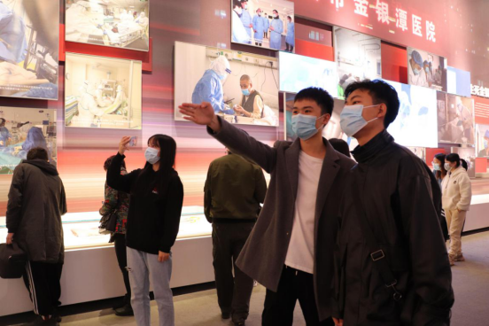 人民至上,生命至上 永利官网组织党员教职工及入党积极分子 到武汉客厅参观抗疫专题展览 人民至上,生命至上 永利官网组织党员教职工及入党积极分子 到武汉客厅参观抗疫专题展览