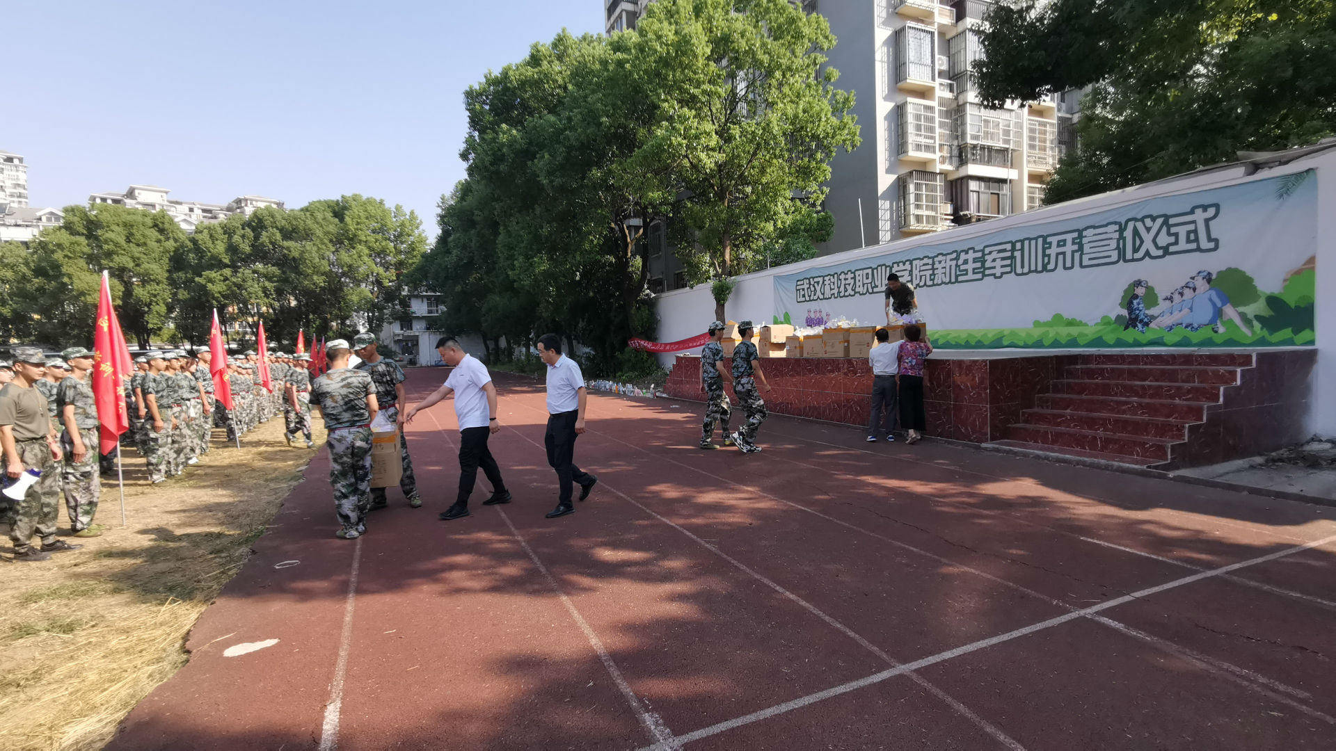 “浓情中秋,爱满校园”永利官网为军训新生发放月饼 “浓情中秋,爱满校园”永利官网为军训新生发放月饼