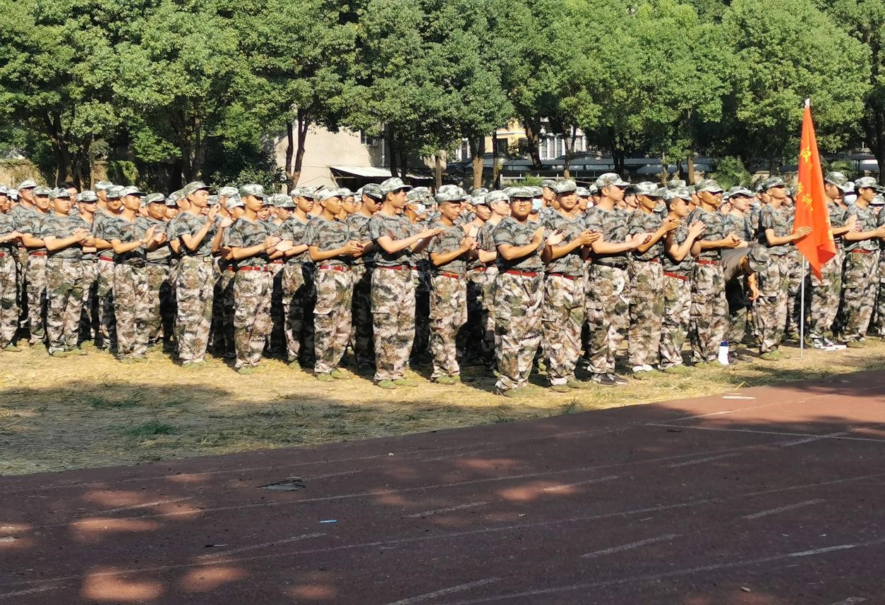 “浓情中秋,爱满校园”永利官网为军训新生发放月饼 “浓情中秋,爱满校园”永利官网为军训新生发放月饼