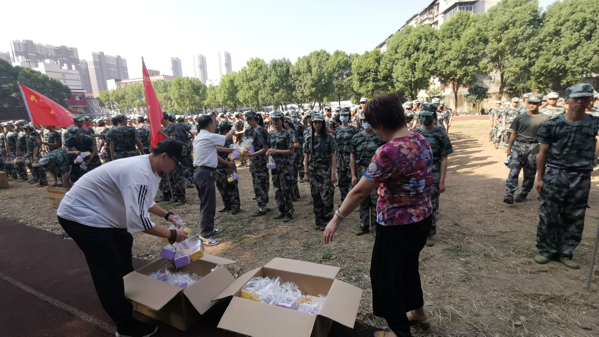 “浓情中秋,爱满校园”永利官网为军训新生发放月饼 “浓情中秋,爱满校园”永利官网为军训新生发放月饼