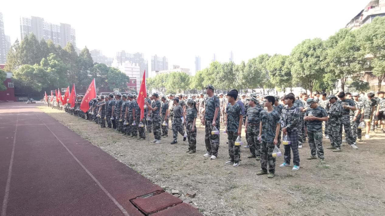 “浓情中秋,爱满校园”永利官网为军训新生发放月饼 “浓情中秋,爱满校园”永利官网为军训新生发放月饼