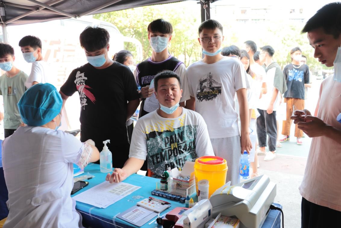 永利官网组织百余名学生参加杨园街道 团体无偿献血活动 永利官网组织百余名学生参加杨园街道 团体无偿献血活动
