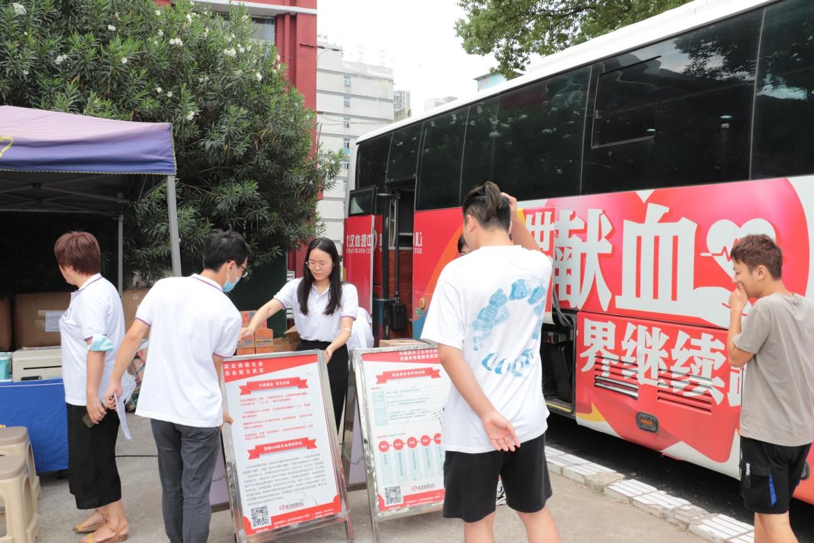 永利官网组织百余名学生参加杨园街道 团体无偿献血活动 永利官网组织百余名学生参加杨园街道 团体无偿献血活动