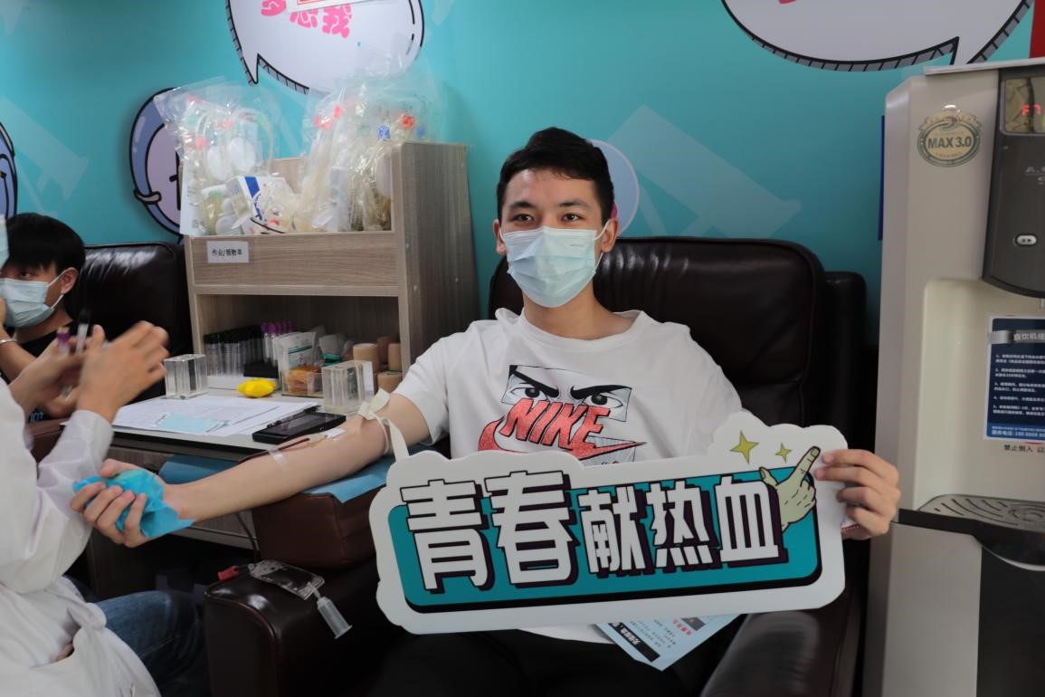 永利官网组织百余名学生参加杨园街道 团体无偿献血活动 永利官网组织百余名学生参加杨园街道 团体无偿献血活动